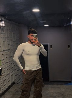Alaaa - Male escort in İstanbul Photo 4 of 7
