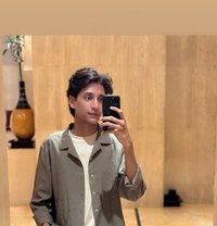 Aladdin - Acompañantes masculino in New Delhi