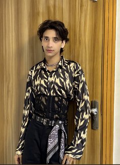 Aladdin - Acompañantes masculino in New Delhi Photo 12 of 15