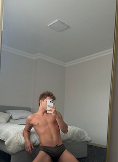 Alec - Male escort in Abu Dhabi Photo 3 of 3