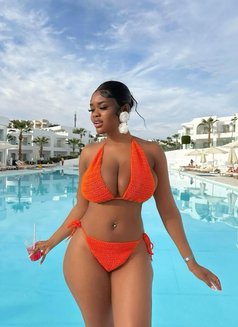 Aleena - escort in Kuwait Photo 2 of 3