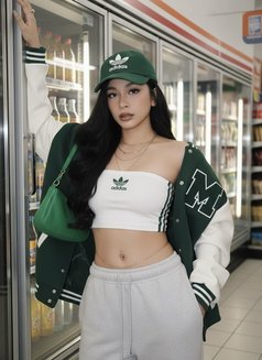 Alex - Transsexual escort in Manila Photo 4 of 9