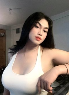 Alexa is for hire - Transsexual escort in Manila Photo 7 of 9