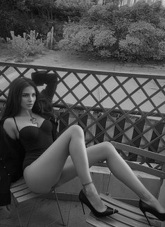 Alexa - escort in Dubai Photo 3 of 9