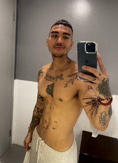 ALEXANDER - Male escort in Makati City Photo 4 of 10