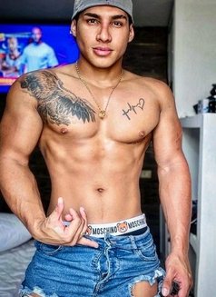 Alexhotcolombianxl - Male escort in Dubai Photo 5 of 6