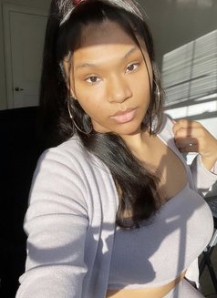 Alexis - escort in Beirut Photo 2 of 3