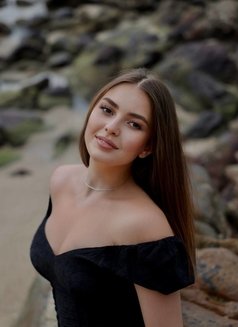 Alexis - escort in Phuket Photo 3 of 9