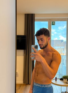 Alexx03 - Male escort in Dubai Photo 2 of 9
