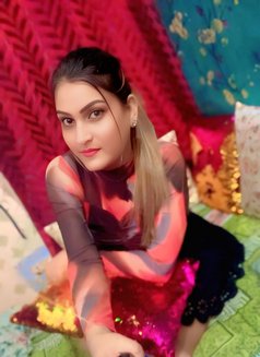 Alia Khan - Transsexual escort in New Delhi Photo 18 of 21