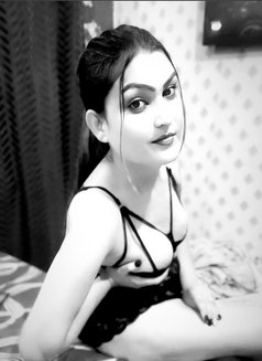 Alia Khan - Transsexual escort in New Delhi Photo 13 of 17