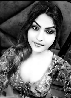 Alia Khan - Transsexual escort in New Delhi Photo 14 of 17