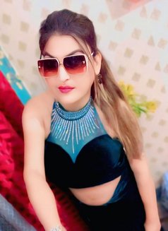 Alia Khan - Transsexual escort in New Delhi Photo 16 of 18