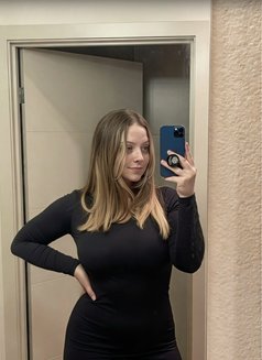 Alice - escort in Toronto Photo 1 of 6