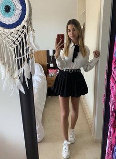 Alice - puta in Dubai Photo 2 of 6