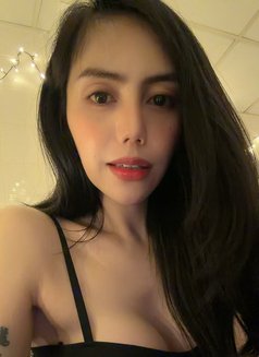 Alice Madison - Transsexual escort in Dubai Photo 2 of 4