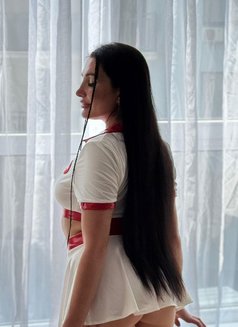 Alice - escort in Abu Dhabi Photo 3 of 9