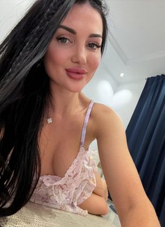 Alice - escort in Abu Dhabi Photo 9 of 9
