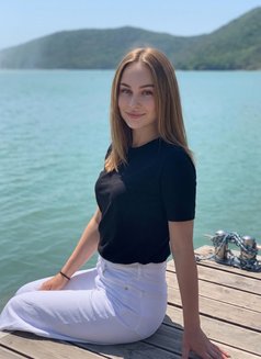Alice - puta in Dubai Photo 1 of 5