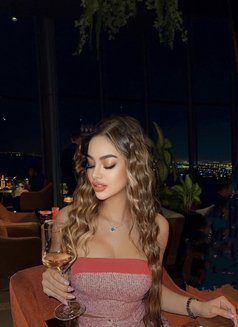 Alina - puta in İstanbul Photo 7 of 8