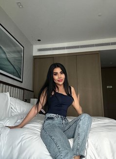 Alina - puta in Dubai Photo 2 of 8