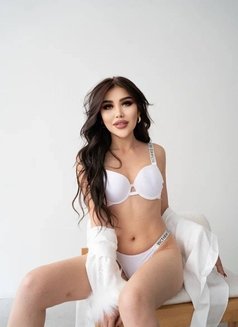 Alina - escort in Doha Photo 3 of 9