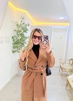 Alina Limas - escort in Mumbai Photo 4 of 7