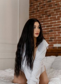 Alina - escort in Dubai Photo 4 of 7