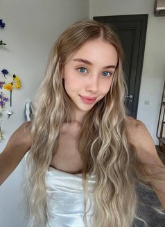 Alina - escort in Hong Kong Photo 1 of 7