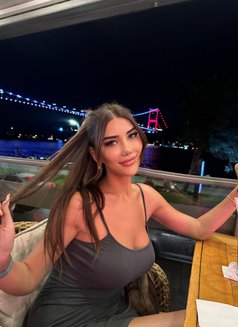 Alinaa - puta in İstanbul Photo 10 of 11