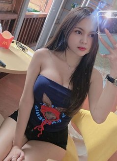 Alisa - escort in Singapore Photo 3 of 9