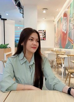 Alisa - escort in Singapore Photo 5 of 9