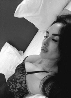 Alisa - puta in Al Manama Photo 7 of 10