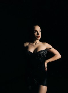 Alisa - puta in Dubai Photo 5 of 7