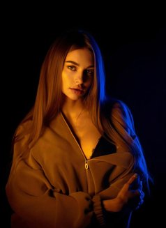 Alisa - puta in Dubai Photo 7 of 10