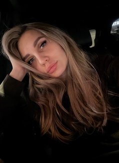 Alisa - puta in Phuket Photo 4 of 5