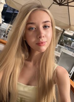 ALISA - escort in Singapore Photo 4 of 6