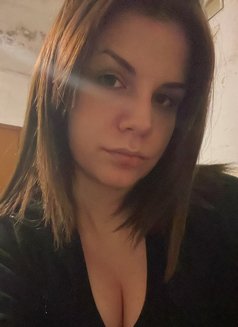 Alisha - escort in Amman Photo 2 of 3