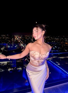 Alisha - escort in Abu Dhabi Photo 2 of 5