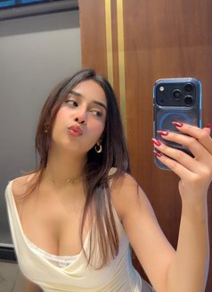 Alisha - escort in Muscat Photo 1 of 4