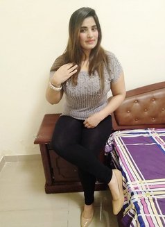Aliya Busty Milf - puta in Abu Dhabi Photo 1 of 3