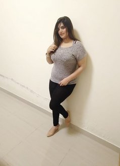Aliya Busty Milf - puta in Abu Dhabi Photo 2 of 3