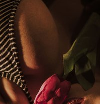 Aliza Shah - puta in Karāchi