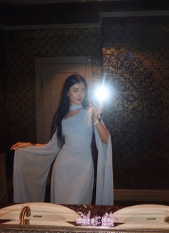 Allison - puta in Dubai Photo 4 of 8