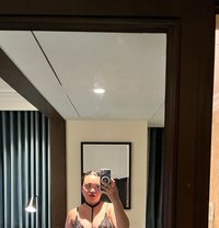 Alluring Nicole - puta in Makati City