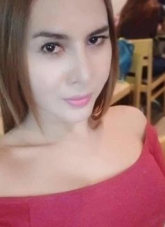 Allyna - Transsexual escort in Singapore Photo 14 of 16