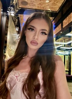 Laura - escort in Riyadh Photo 1 of 7