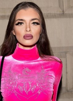 Laura - escort in Riyadh Photo 4 of 7