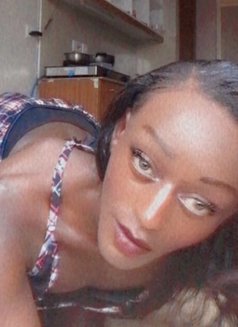Almah - Acompañantes transexual in London Photo 1 of 4