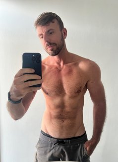 Altair Lux - Acompañantes masculino in Singapore Photo 1 of 10